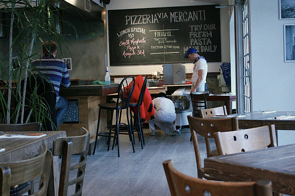 通过Mercanti披萨店