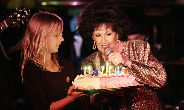 旺达和她的生日惊喜蛋糕…