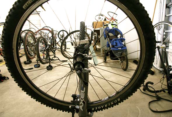 多伦多警察开放日上展出了从伊戈尔自行车诊所回收的自行车