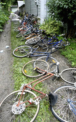 更多偷来的自行车在帕克戴尔车库里露出“height=