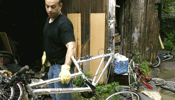 DET。Izzy Bernardo与主要罪行单位，14师从康复的偷来的自行车藏匿处骑自行车“height=
