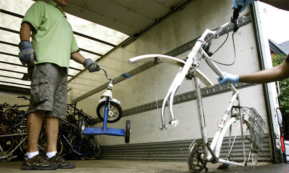 一辆三轮车被抬起在帕特登车库中的被盗骑自行车的卡车上“height=