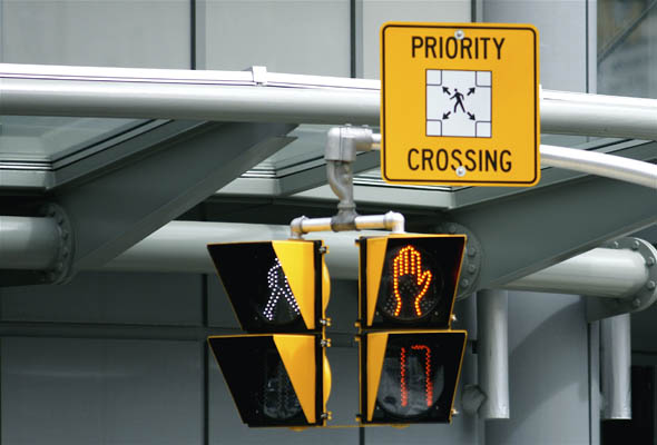 在多伦多的Yonge和Dundas新的行人交叉路口的优先十字路口标志