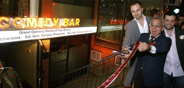Joe Pantalone帮助在多伦多发射喜剧酒吧的盛大开业