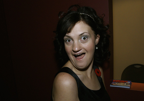 喜剧演员Nikki Payne在多伦多喜剧酒吧的盛大开业