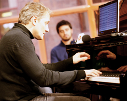 克里斯托弗·奥莱利在多伦多，在调频96.3调的钢琴上演奏
