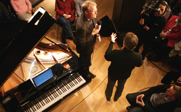钢琴家克里斯托弗·奥莱利在多伦多接受了新古典音乐电台96.3 fm的现场采访