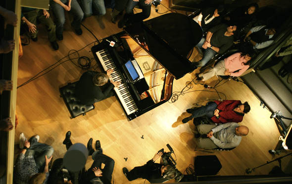 钢琴家克里斯托弗·奥莱利在多伦多的新古典音乐电台进行现场直播