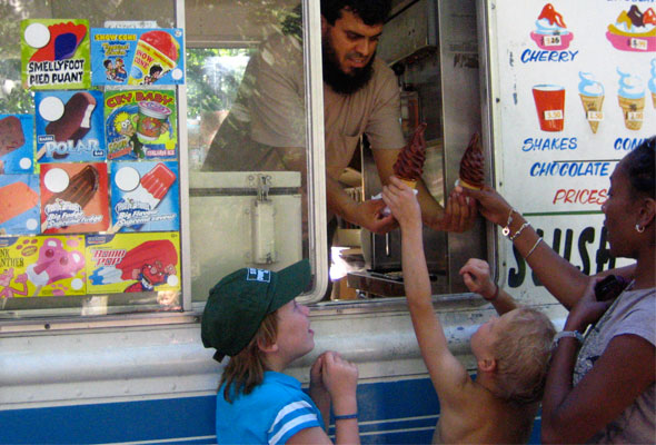 冰淇淋车小孩