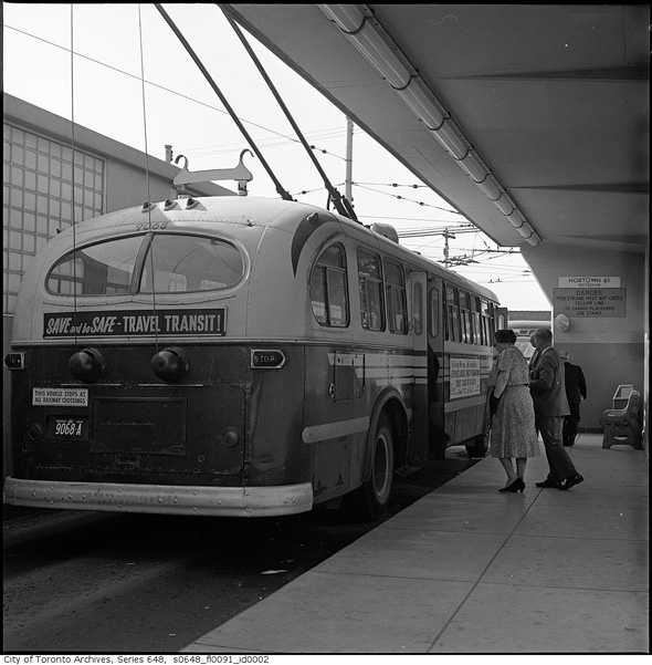 2011318-Eglinto-Bus-1961-S0648_FL0091_ID0002.JPG