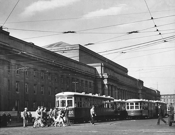 20101214——street_railway_cars_in_front_of_union_station1943.jpg